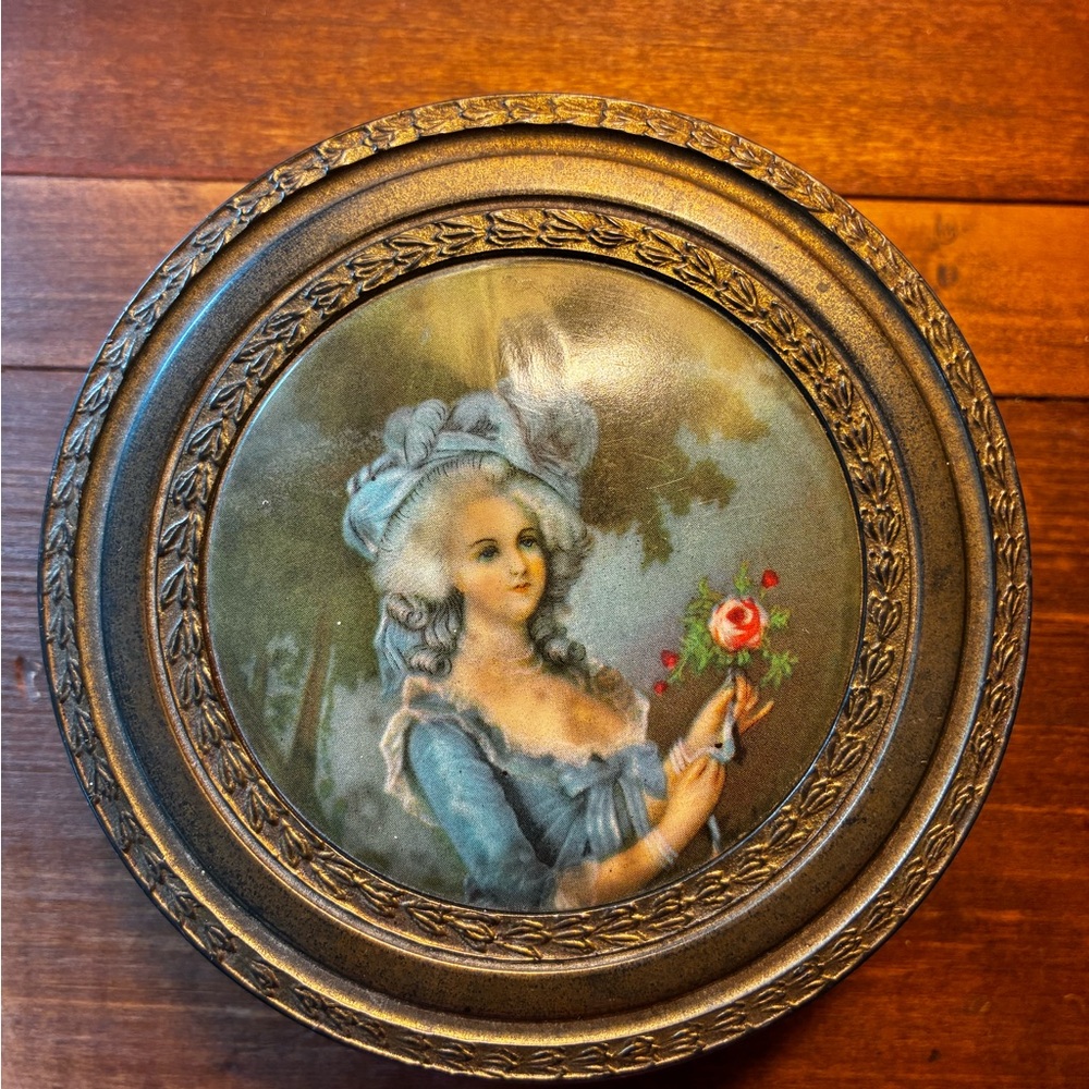 🌹 P.N.C.W. 1930s powder box